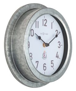 maakt deze klok bijzonder en weerbestendig. De klok is robuust en van metaal en met een diameter van 22cm past hij overal. De wijzerplaat is wit en heeft grote cijfers voor de uren en strepen voor de minuten. Door de zwarte wijzers is de klok goed afleesbaar. De klok werkt op 1 AA-batterij (niet inbegrepen).