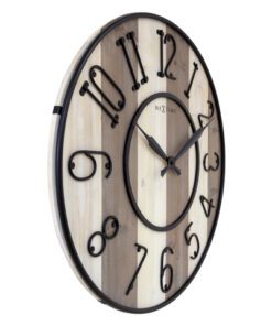 Met zijn robuuste metalen details straalt deze grote NeXtime "Oxford" wanddklok (Ø 50cm) landelijke elegantie uit. De wijzerplaat heeft een mooi lineaire patroon van lichtbruin en gebroken wit en de wijzers zijn subtiel zwart. Iedere klok is uniek doordat elke klok uit een ander stuk hout is vervaardigd. De heldere zwarte metalen nummer index zorgt ervoor dat je zelfs van verre afstand de tijd moeiteloos kan aflezen. Deze klok is stil en werkt op 1x AA batterij (niet inbegrepen)