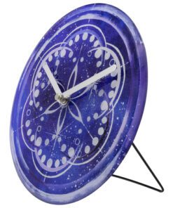 opbeurende spirituele reis aan met zijn donker blauwe ronde kosmische patroon gezeefdrukt op gehard glas. Ontworpen door WENergy. Deze klok werkt op 1 x AA-batterij (niet inbegrepen).