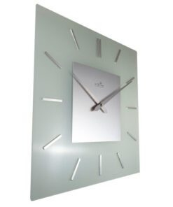dit gaat vanzelf! Deze klok heeft een vierkante wijzerplaat van gematteerd glas. De wijzers en de uuraanduiding zijn gemaakt van aluminium en de uren worden weergegeven met 3D strepen. De combinatie van deze materialen geeft deze klok een moderne eigentijdse uitstraling. Afm. 40x40cm