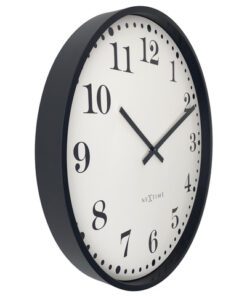 De Dickens Large (50 cm) is een stille kunststof wandklok met een slanke zwarte kast in combinatie met een witte wijzerplaat. De uitraling is modern retro met een knipoog naar vintage esthetiek. Deze klok werkt op 1 x AA-batterij (niet meegeleverd).