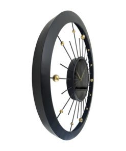 eigentijds statement laat zien. Het minimalistische ontwerp en de contrasterende kleuren maken het een opvallend stuk in elke moderne inrichting. Deze klok werkt op 1 x AA-batterij (niet meegeleverd).