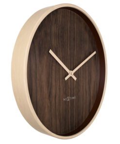De Oslo (30 cm) is een stijlvolle kunststof wandklok met wijzerplaat in lichtbruine walnootlook. De klok combineert het beste van Scandinavisch minimalisme en Japanse Zen. Het perfecte decoratiestuk voor een interieur met neutrale tinten en minimalistische inrichting. Deze stille klok werkt op 1 x AA-batterij (niet inbegrepen).