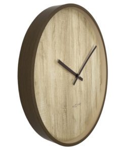 De Oslo Large (50 cm) is een stijlvolle kunststof wandklok met wijzerplaat in donkerbruine walnootlook. De klok combineert het beste van Scandinavisch minimalisme en Japanse Zen. Het perfecte decoratiestuk voor een interieur met neutrale tinten en minimalistische inrichting. Deze stille klok werkt op 1 x AA-batterij (niet inbegrepen).