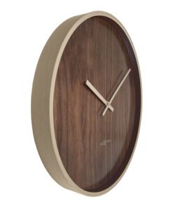 De Oslo Large (50 cm) is een stijlvolle kunststof wandklok met wijzerplaat in lichtbruine walnootlook. De klok combineert het beste van Scandinavisch minimalisme en Japanse Zen. Het perfecte decoratiestuk voor een interieur met neutrale tinten en minimalistische inrichting. Deze stille klok werkt op 1 x AA-batterij (niet inbegrepen).