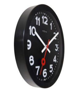 trekt onmiddellijk de aandacht en voegt een vleugje elegantie toe aan het geheel. Het subtiele contrast tussen de zwarte achtergrond en de geborstelde afwerking geeft deze stille wandklok een tijdloze uitstraling die zich naadloos aanpast aan diverse interieurstijlen. Deze klok werkt op 1 x AA batterij (niet inbegrepen).