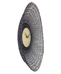 De Vortex (60 cm) wandklok heeft een prachtig geweven bamboe ontwerp in zwart en straalt een natuurlijke sfeer uit. Het unieke spiraalvormige patroon creëert een betoverend middelpunt en mengt organische elegantie met moderne eenvoud. Dit opvallende ontwerp is een perfect statement voor natuurliefhebbers. Deze stille klok werkt op 1 x AA batterij (niet meegeleverd).