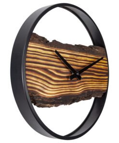 is elke klok een uniek. Deze klok geeft elke ruimte een stoere en natuurlijke uitstraling. Geniet in stilte van deze prachtige klok want dankzij het stille uurwerk heb je geen last van een tikkend geluid. De klok werkt op 1 AA batterij (niet inbegrepen)