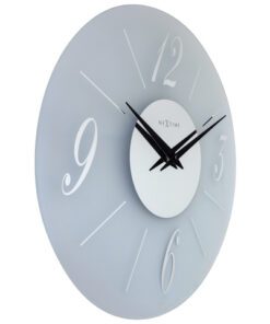 De NeXtime Dali Round stille wandklok (43cm) met een matglazen wijzerplaat en spiegelende cijfers biedt elegantie en schoonheid. Daarnaast voegt het een vleugje eigentijdse verfijning toe aan uw interieur. Deze klok werkt op 1 x AA-batterij (niet inbegrepen).