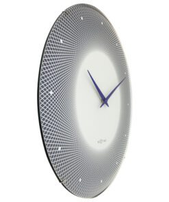 De NeXtime Deep 50 grote stille wandklok (50cm) is ontworpen door Studio So-Lo en is zeker geen gewone klok. Dit moderne ontwerp met een coole koepelvormige glazen kap combineert monochrome digitale kleuren en eigentijdse grafische afbeeldingen om een optische illusie te creÃren. Deze klok werkt op 1 x AA-batterij (niet inbegrepen).