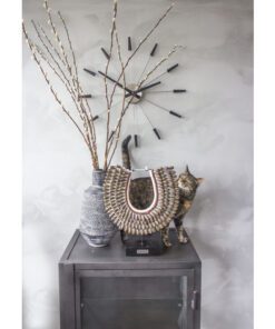 De NeXtime Plug Inn wandklok is een moderne en stijlvolle klok met een kunststof zwart design. Met behulp van schroefdraad kunt u deze klok eenvoudig zelf in elkaar zetten. Deze klok is tijdloos en heeft een duurzaam ontwerp. Afm. 58cm