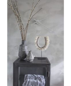 De NeXtime "Hands" is een grote zilveren wandklok met een veelzijdig en minimalistisch design in aluminium. Deze eigentijdse klok heeft een eenvoudig en opvallend mat design en brengt zowel functionaliteit als stijl in uw interieur. Deze klok werkt op 1 AA batterij (niet inbegrepen).