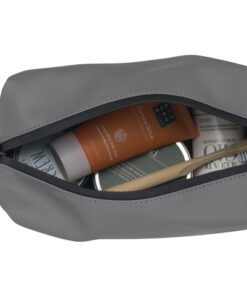 is afsluitbaar met een rits en heeft een handvat. Het hoofdmateriaal heeft een waterafstotende coating