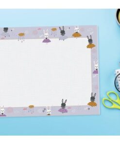 Praktische bureauonderlegger speciaal voor kleuters en basisschoolleerlingen. Formaat A3 van  hoogwaardig 80 grams papierkwaliteit (FSC-gecertificeerd) met dot-liniatuur (punt-gelijnd) en afbeeldingen. De papier-schrijfonderlegger heeft 30 vel en kan als een afscheurblok worden gebruikt. De stevige kartonnen rug met verlijming aan de onderkant en gedeeltelijk aan de bovenkant voorkomen dat de hoeken omknikken. Ideaal formaat voor op school of thuis: een blikvanger