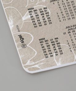 met een actuele 3-jarige kalender 2026/2027/2028. Taal D/GB/F/NL. De stevige kartonnen rug met verlijming aan de onderkant en gedeeltelijk aan de bovenkant voorkomen dat de hoeken omknikken. Ideaal formaat voor elk bureau: een blikvanger