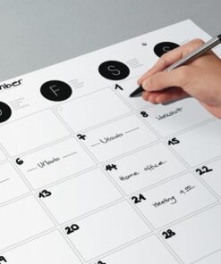 Een papieren bureauonderlegger en wandkalender in één - de keuze is aan jou. Een praktische maandplanner in formaat ca. A2 (59