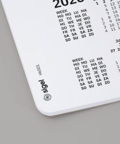 7cm) met afgeronde hoeken en hoogwaardig 80 grams papierkwaliteit met dot-liniatuur (punt-gelijnd). Taal D/GB/F/NL. De papier-schrijfonderlegger heeft 30 vel en kan als een afscheurblok worden gebruikt. De stevige kartonnen rug met verlijming aan de onderkant en gedeeltelijk aan de bovenkant voorkomen dat de hoeken omknikken. Kalender 2026/2027.