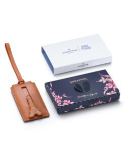 modieuze oranje kleur. Dit geeft uw reisbenodigdheden een typisch Parijse touch. Goudfolie-accenten en een uitschuifbaar paneel met een reliëfafbeelding van de Eiffeltoren en het monogram van EMILY IN PARIS maken deze label even stijlvol als praktisch. Met een stevige gespband en een speciaal vakje voor uw naam is dit de perfecte combinatie van embleem