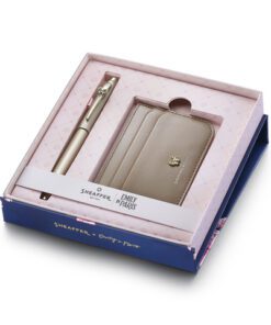 Deze EMILY IN PARIS giftset voegt een vleugje Parijse verfijning toe aan uw dagelijkse benodigdheden. De Sheaffer 100 Champagne Gold balpen heeft champagnekleurige gouden details en een strikvormig clipembleem dat perfect past bij de creditcardhouder van volnerfleer. De creditcardhouder heeft RFID-bescherming voor veilige opslag van maximaal 4 kaarten. Voorzien van elegante Sheaffer en EMILY IN PARIS-inscriptie en afgewerkt met een strikembleem voor een vleugje Parijse flair. Afmeting creditcardhouder 10 x 7 cm. Geleverd in mooie geschenkdoos met zacht gelamineerd bloemenpatroon.