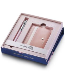 chique en praktische EMILY IN PARIS giftset is gemaakt voor verfijning onderweg. Voeg een vleugje Parijse elegantie toe aan de dag met de matroze Sheaffer Sentinel balpen en de slanke creditkaarthouder van volnerfleer in een verfijnd tweekleurig pastelpalet. De balpen is afgewerkt met chromen details en een kenmerkend strikembleem. De creditcardhouder heeft RFID-bescherming voor veilige opslag van maximaal 4 kaarten. Voorzien van elegante Sheaffer en EMILY IN PARIS-inscriptie en afgewerkt met een chromen metalen hartembleem voor een vleugje Parijse flair. Afmeting creditcardhouder 10 x 7 cm. Geleverd in mooie geschenkdoos met zacht gelamineerd bloemenpatroon.