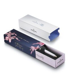 reisvriendelijke versie en is de perfecte mix van Parijs embleem en alledaagse functionaliteit. De pen is uitgevoerd in een zachte pastelroze lak met elegante roségouden PVD-afwerking en versierd met een gegoten metalen embleem in de vorm van een hart. Een knipoog naar de speelse verfijning van EMILY IN PARIS. Een echt Swarovski-kristal siert de bovenkant en zorgt voor precies de juiste hoeveelheid sprankeling. Ideaal voor kleinere handen en onderweg