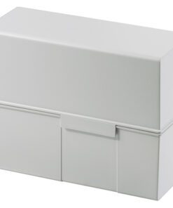 naslagwerken of het verzamelen - thuis en onderweg. Hoogwaardig design met kliksluiting en stalen scharnier. De compleet naar achteren klapbare deksel is als extra bak te gebruiken. Capaciteit circa 450 kaarten (170 grams) A5. Afmetingen (B x H x D): 228 x 171 x 102 mm. Kleur: lichtgrijs. Wordt leeg geleverd.