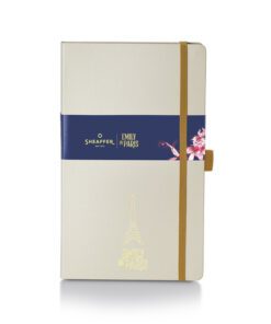 stijlvolle en moeiteloos herkenbare medium hardcover notitieboekje van Sheaffer is perfect om gedachten vast te leggen wanneer de inspiratie toeslaat. Het is afgewerkt in een beige tint met een reliëfafbeelding van de Eiffeltoren en het monogram van EMILY  IN PARIS op de omslag