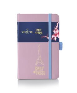 stijlvolle en moeiteloos herkenbare kleine hardcover notitieboekje van Sheaffer is perfect om gedachten vast te leggen wanneer de inspiratie toeslaat. Het is afgewerkt in een roze tint met een reliëfafbeelding van de Eiffeltoren en het monogram van EMILY IN PARIS op de omslag