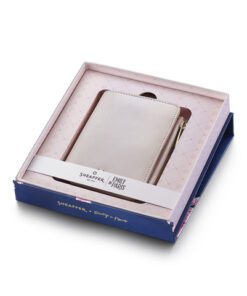 Deze bifold portemonnee met ritssluiting uit de Sheaffer EMILY IN PARIS-collectie is ontworpen met een perfecte balans tussen vorm en functie voor mensen die houden van stijl met een vleugje verfijning. Het is gemaakt van volnerfleer in twee harmonieuze roze tinten en heeft een zachte beige katoenen voering en delicate stiksels die zorgen voor een verfijnde afwerking. De magnetische sluiting opent naar een doordacht georganiseerd interieur met een veilig muntvakje met ritssluiting en zes speciale kaartsleuven. Een embleem van champagnekleurig goud met een hartje en de inscriptie Sheaffer EMILY IN PARIS maken de look compleet: subtiel maar onmiskenbaar chic. Formaat 11.5 x 9 x 2 cm. Geleverd in mooie geschenkdoos met zacht gelamineerd bloemenpatroon.
