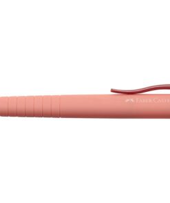 biedt een bijzonder zacht schrijfgevoel dankzij de extra brede XB-vulling - ideaal voor veelschrijvers. Deze navulbare balpen met drukknopmechanisme en stevige metalen clip maakt gebruik van standaardvullingen met grote capaciteit en is duurzaam ontworpen met 64% gerecycled kunststof in de plastic onderdelen. Schrijfkleur blauw