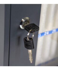 biedt deze kast niet alleen veiligheid maar ook overzicht. Elke telefoon krijgt zijn eigen plek. De kast is afsluitbaar met een degelijk sleutelslot (inclusief 2 sleutels) en kan zowel aan de wand worden gemonteerd als vrijstaand worden gebruikt. Het stijlvolle donkergrijze ontwerp met kunststof handgreep past in elke professionele omgeving. Gemaakt van hoogwaardig staal met anti-roest en poedercoating voor extra duurzaamheid. Inclusief montagemateriaal.