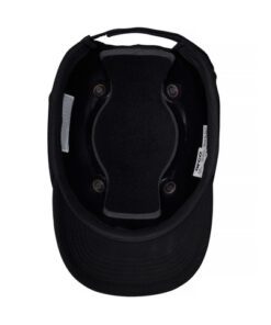 De Arco Bump veiligheidspet is een baseball-stijl bump cap die bescherming biedt tegen lichte stoten en schrammen van laaghangende objecten zoals balken en leidingen. Geschikt voor werkzaamheden waar geen risico op vallende objecten aanwezig is.De pet is gemaakt van katoen met Lycra voor een comfortabele pasvorm en voorzien van mesh ventilatieopeningen aan de zijkanten voor extra luchtcirculatie. Een foam zweetband verhoogt het draagcomfort bij langdurig gebruik. De voorzijde is geschikt voor bedrukking of borduring en de cover is machinewasbaar. Gecertificeerd volgens EN 812:2012 en geschikt voor professioneel gebruik bij temperaturen tot ?30 °C.