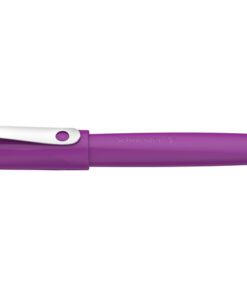 Deze beginnersvulpen Wavy is de perfecte pen om te beginnen met leren schrijven met een vulpen. De vulpen is voorzien van een drukbestendige roestvrijstalen penpunt A met iridiumpunt. De ergonomisch rubberen greep voor rechts- en linkshandigen zorgt voor een correcte positionering en de grote vingeroppervlakken voorkomen drukpunten. Wavy is geschikt voor zowel standaard inktpatronen als converters en daarmee ideaal voor dagelijks schoolgebruik. De dop is voorzien van een stevige metalen clip. Dop en houder gemaakt van 58% gerecycled plastic. Houderkleur lila. Schrijfkleur blauw.