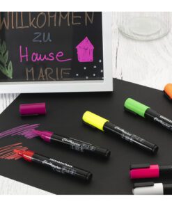 zelfs op donkere achtergronden. De inkt droogt snel en kan eenvoudig met water worden verwijderd. Het is een stofvrij alternatief voor traditioneel krijt. Kartonetui met 8 kleuren.