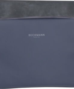 Laptophoes Street Medium is geschikt voor apparaten met een maximale afmeting van 24x34x2cm (13inch). De hoes heeft een zachte beschermende voering aan de binnenkant en is aan de buitenzijde voorzien van een waterafstotende coating. De naden en de rits zijn waterdoorlatend