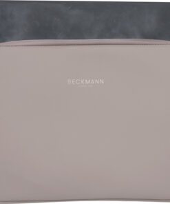 Laptophoes Street Medium is geschikt voor apparaten met een maximale afmeting van 24x34x2cm (13inch). De hoes heeft een zachte beschermende voering aan de binnenkant en is aan de buitenzijde voorzien van een waterafstotende coating. De naden en de rits zijn waterdoorlatend