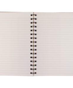 zachte afwerking. Het notitieboek is spiraalgebonden en bevat 55 vellen luxe 120 grams roomwit papier