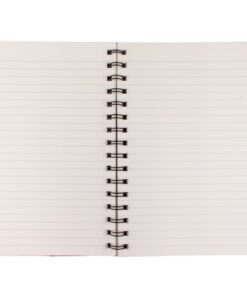zachte afwerking. Het notitieboek is spiraalgebonden en bevat 55 vellen luxe 120 grams roomwit papier