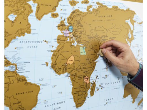 Wereldkaart Naga 67x97cm      krasbaar goud