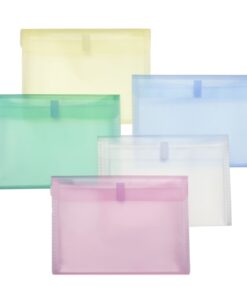 De documentenmap van Foldersys heeft afmetingen van 330x250mm. In de map zitten 5 binnenvakken en tabs waar je inhoud geordend kunt bewaren. De matte transparante kleur is neutraal en professioneel voor in iedere kast of tas.