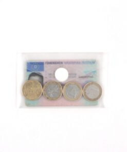 De visitekaarthoes van Foldersys heeft een formaat van 65x105mm en een witte klittenbandsluiting voor een snelle sluiting en opening. Deze hoes is ideaal voor het opbergen van visitekaarten