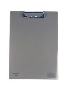 Het klembord in A4 formaat van Foldersys heeft de afmetingen van 316x228mm. Dit klembord is uitgerust met een stevige klem en het bord zelf is gemaakt van doorzichtig transparant grijs polypropyleen (PP). Perfect om op te schrijven en dus ideaal om notities te maken. Gemakkelijk schoon te houden en dus ideaal voor elke werkomgeving.