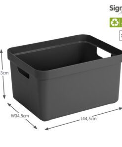 De Sigma Home opbergbox zorgt voor rust en overzicht in het huishouden. Het praktische formaat van 32 liter maakt hem ideaal voor het opbergen van dagelijkse spullen. De box is gemaakt van gerecycled plastic en zijn met los verkrijgbare deksel perfect stapelbaar.