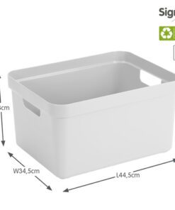 De Sigma Home opbergbox zorgt voor rust en overzicht in het huishouden. Het praktische formaat van 32 liter maakt hem ideaal voor het opbergen van dagelijkse spullen. De box is gemaakt van gerecycled plastic en zijn met los verkrijgbare deksel perfect stapelbaar.