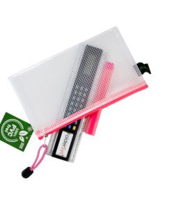 De etui in DIN formaat van Foldersys heeft afmetingen van 220x120mm en is PVC-vrij. Het transparante EVA-gaas is zeer flexibel en robuust. De neon roze ritssluiting geeft de etui een mooie en professionele uitstraling en is perfect voor intensief gebruik op kantoor