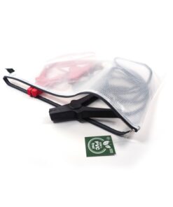 De etui in A3 formaat van Foldersys heeft afmetingen van 475x365mm. Volledig PVC-vrij en door het grote formaat is het ideaal voor grotere documenten en accessoires. De grijze rits zorgt dat de etui herkenbaar is en is een betrouwbare sluiting. Door de hanglus is de etui gemakkelijk te dragen of op te hangen.