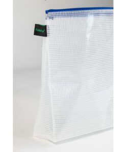 De etui in A4 formaat van Foldersys heeft afmetingen van 320x230mm. Volledig PVC-vrij en door het grote formaat is het ideaal voor grotere documenten en accessoires. De blauwe rits zorgt dat de etui herkenbaar is en is een betrouwbare sluiting. Door de hanglus is de etui gemakkelijk te dragen of op te hangen en met stretchplooi onderin past er meer in deze etui.