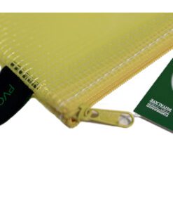 De etui in A4 formaat van Foldersys heeft afmetingen van 357x272mm en is PVC-vrij. Het gele transparante EVA-gaas is zeer flexibel en robuust. De ritssluiting heeft dezelfde kleur als het etui waardoor het een mooie en professionele uitstraling heeft. Perfect voor intensief gebruik op kantoor