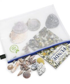 De etui in A4 formaat van Foldersys heeft afmetingen van 357x272mm. Volledig PVC-vrij en door het grote formaat is het ideaal voor grotere documenten en accessoires. De blauwe rits zorgt dat de etui herkenbaar is en is een betrouwbare sluiting. Door de hanglus is de etui gemakkelijk te dragen of op te hangen.