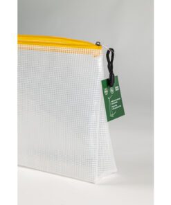 De etui in A4 formaat van Foldersys heeft afmetingen van 320x230mm. Volledig PVC-vrij en door het grote formaat is het ideaal voor grotere documenten en accessoires. De gele rits zorgt dat de etui herkenbaar is en is een betrouwbare sluiting. Door de hanglus is de etui gemakkelijk te dragen of op te hangen en met stretchplooi onderin past er meer in deze etui.